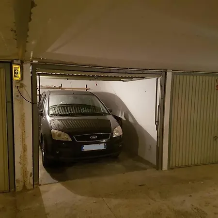 Rez-jardin Proche Wifi, Clim, Garage Lägenhet *